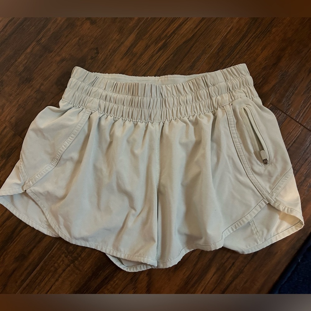 Lululemon Tracker Short V *4", Sz 6 Color: Springtime (light celery green ) EUC